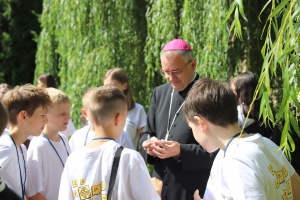 biskup Robert chrząszcz z młodzieżą oazową